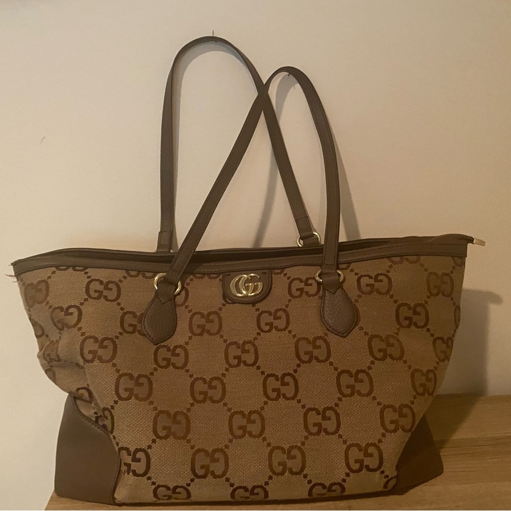 Authentic Gucci bag women monogram. I’m very good condition.